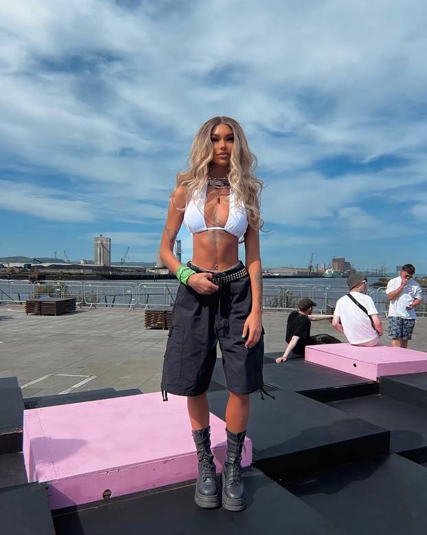 FOTO Govore joj da je crnkinja: Irkinja je opsjednuta solarijem, a ima i jako uzak struk...