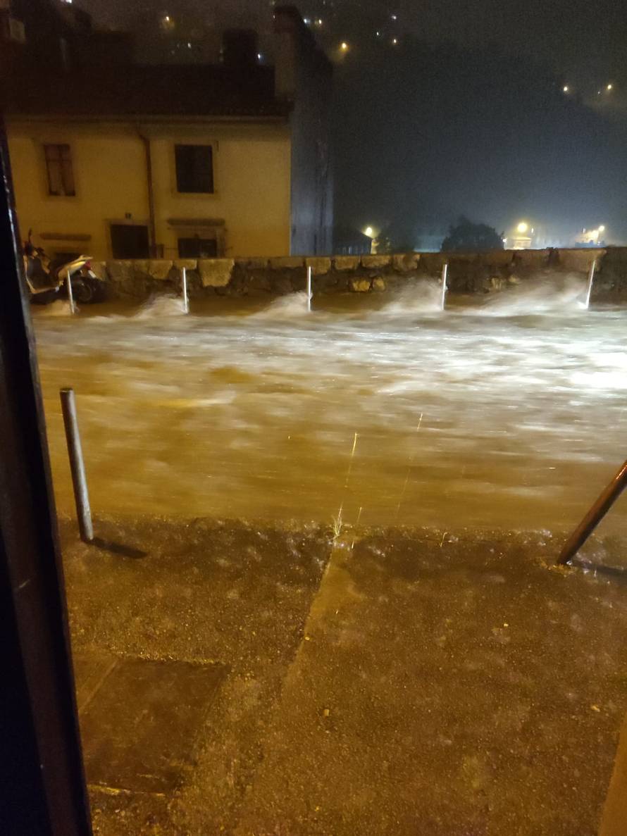 VIDEO Kiša potopila Rijeku: Već satima pada, bujice se slijevaju niz ulice, kaos je i na obilaznici