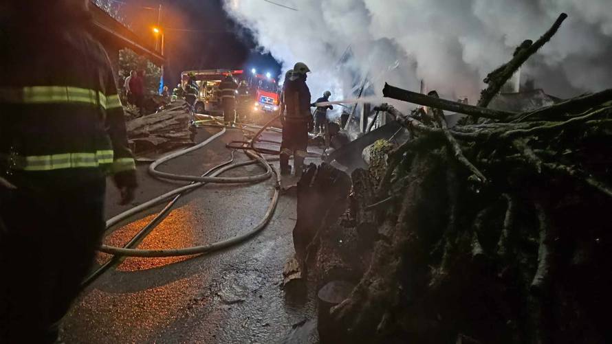 FOTO Buktinja u Zagorju: Auto i dva traktora izgorjeli u garaži, s vatrom se borilo 13 vatrogasaca