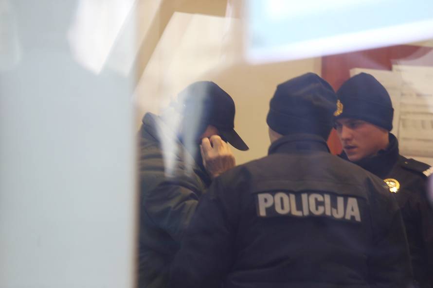 Starac (71) je ušetao u banku i urlao: Raznijet ću se bombom!