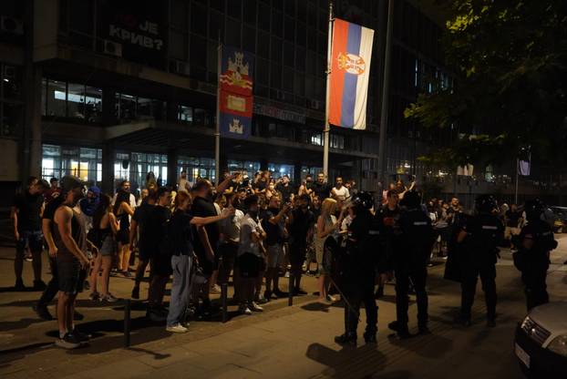 Beograd: Žandarmerija je uništila blokadu kod Strojarskog fakulteta i krenula prema Pravnom