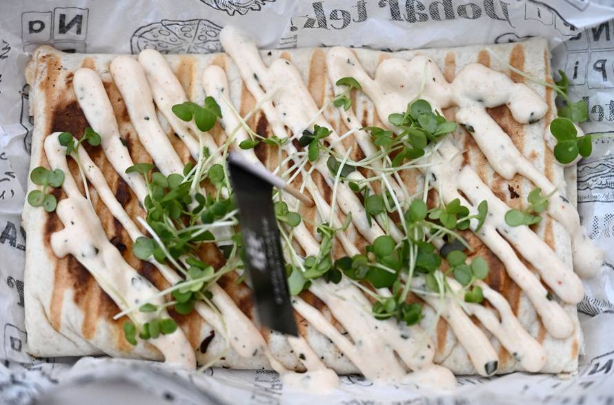 Veliki gastro vodič po Adventu u Zagrebu: Evo gdje pojesti dobre fritule i kobasice i za koji novac