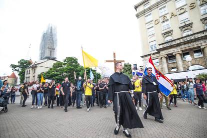 Zagreb: Vjerska procesija "Antunovski hod za mlade" stigla do Trga bana Josipa Jelačića