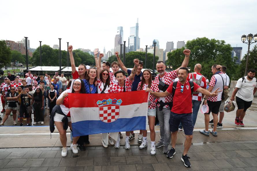 SP 2026 Philadelphia: Navijači Hrvatske fotografiraju se uz spomenik Rockyju
