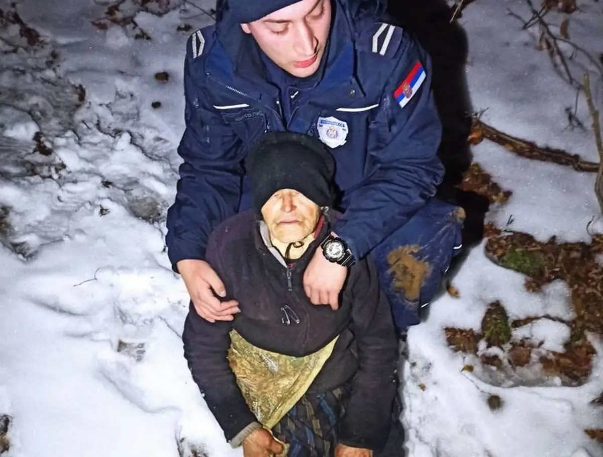 Policajci u Srbiji pronašli baku (93) u snijegu, na rukama je nosili 2 kilometra do njene kuće