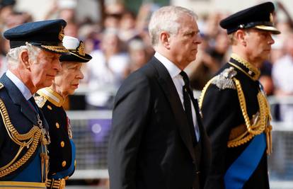 Kontroverzni princ Andrew je stajao kraj lijesa, ali nije nosio uniformu već odijelo. Evo i zašto