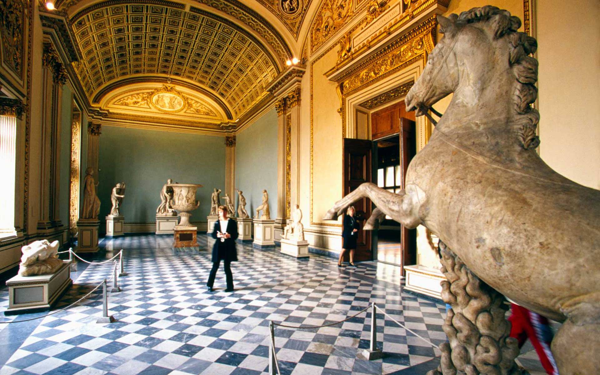 Где находится знаменитый музей. Лувр Париж виртуальная экскурсия. Виртуальный музей Лувра экскурсия. Лувр Париж внутри.
