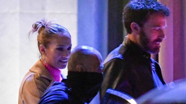 *PREMIUM-EXCLUSIVE* Jennifer Lopez and Ben Affleck confirm their relationship status with PDA while on a dinner date! **WEB EMBARGO UNTIL Thursday, JUNE 3, 2021 at 3:00 PM EDT**