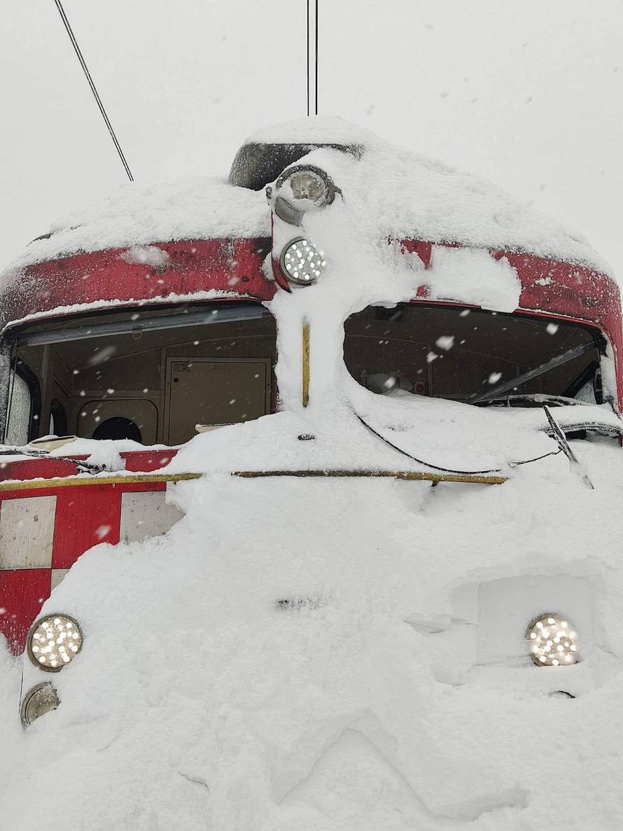 Ekskluzivne fotografije: Vlak kod Delnica naletio na snježni nanos, kabina skroz uništena