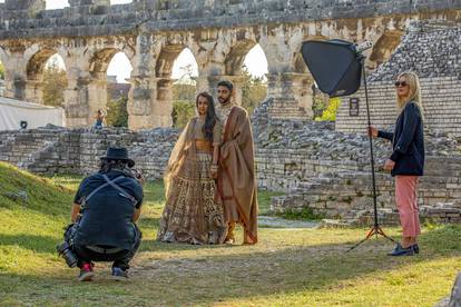 U pulskoj Areni, jednom od najljepših antičkih spomenika, upriličeno je snimanje raskošnog indijskog vjenčanja