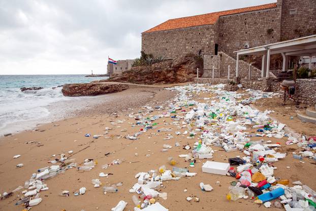 Dubrovnik: Smeće na plaži Banje