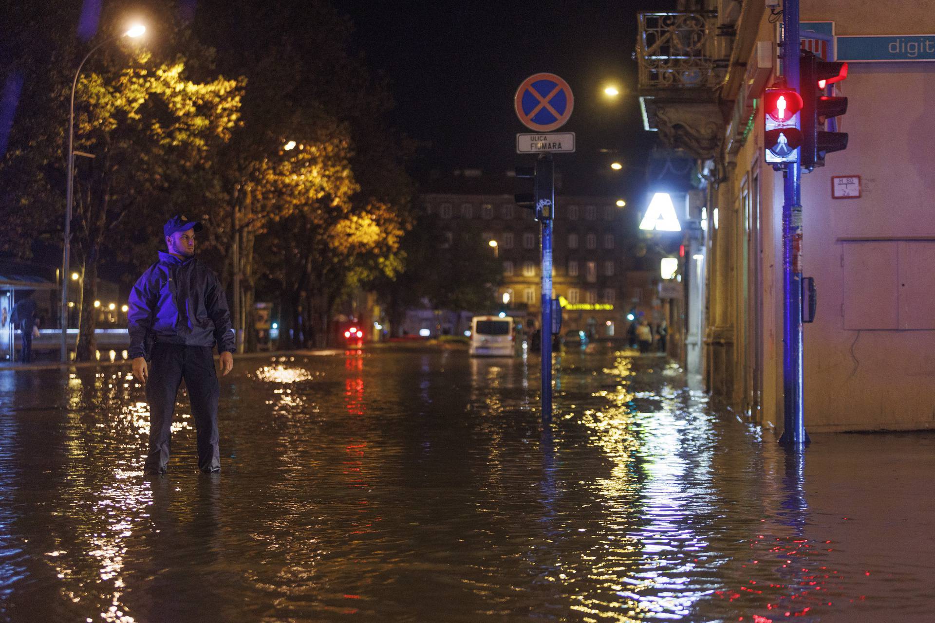 Riječka Fiumara nakon obilne kiše potpuno potopljena, automobili ostali zarobljeni u vodi