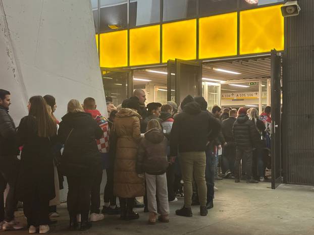 FOTO/VIDEO Stvaraju se gužve ispred Arene uoči koncerta Marka Perkovića Thompsona