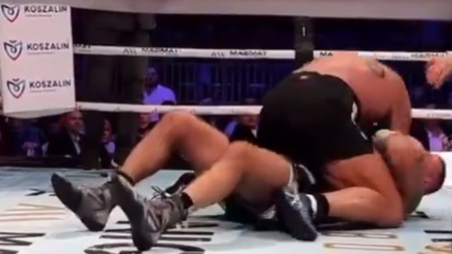 VIDEO MMA borac okušao se u boksu pa potezom šokirao sve. Bježao je od navijača iz dvorane