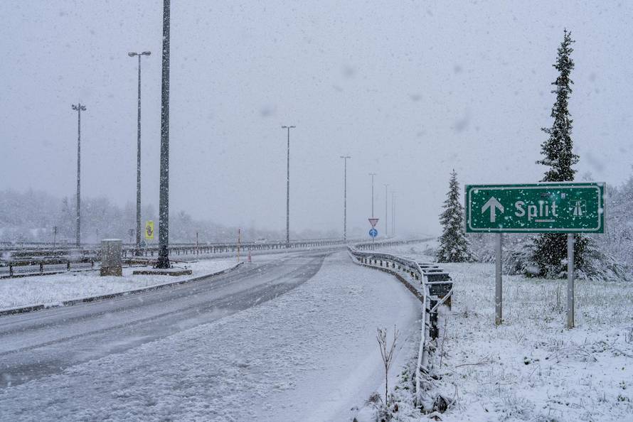Zimski uvjeti na A1 između čvora Perušić i čvora Gospić