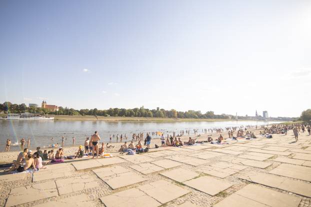 Osijek: Spas od vrućina mnogi su potražili na popularnoj gradskoj plaži