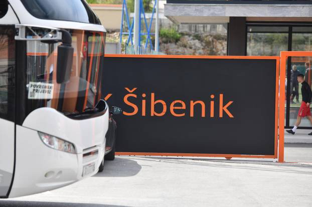 Šibenik: Parkiran autobus ispred stadiona na Šubi?evcu ?eka igra?e 