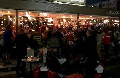 Euforija ispred hotela Vatrenih: Zagrijavaju se hrvatski navijači