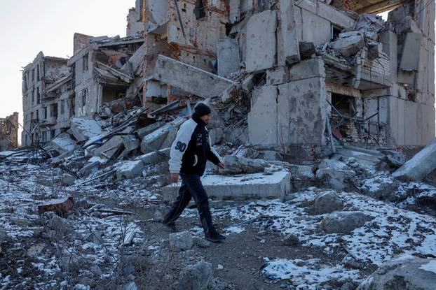 People of war-torn towns in Ukraine's Donetsk region aim to rebuild lives