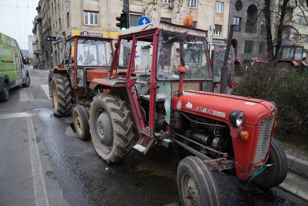 Beograd: Oštećeni traktori parkirani oko Pionirskog parka