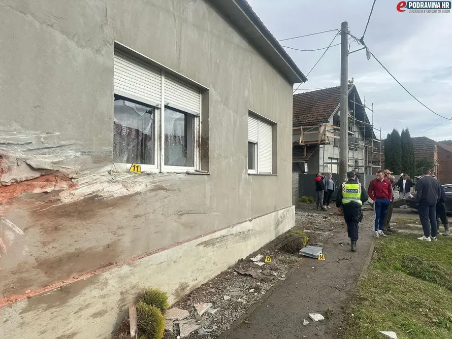 Vozio Mercedes bez vozačke pa se zabio u zid kuće: Vozač (26) i putnica (21) lakše ozlijeđeni