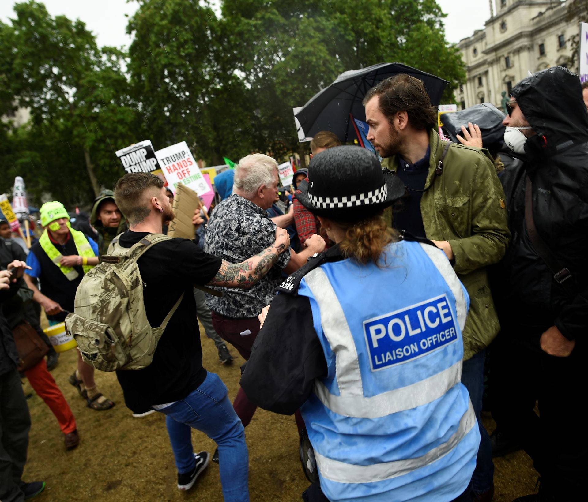 Video: Bijesna rulja u Londonu prebila je Trumpove poklonike