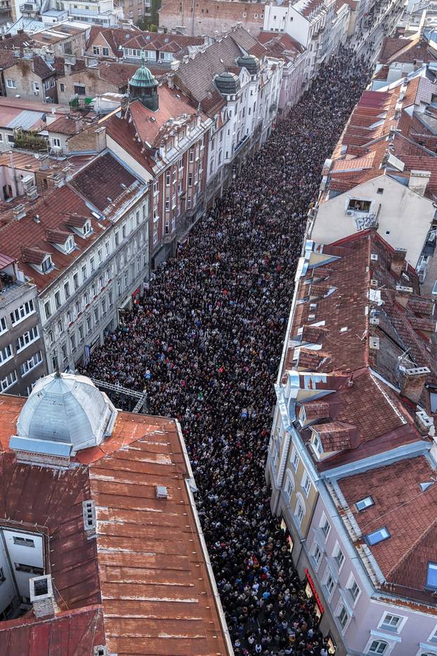 Sarajevo: Pogled iz zraka na okupljanje građana u čast Halidu Bešliću