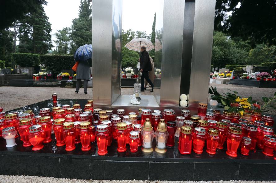 Rijeka: GraÄani po kiÅ¡i obilaze grobove na blagdan Svih svetih