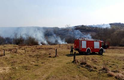 Mine eksplodirale u požaru kod Petrinje, izgorjelo 200 hektara