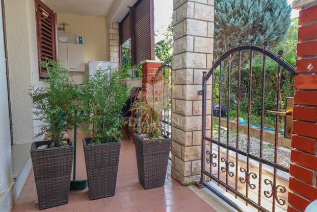 FOTO U Istri prodaju sobu od 22 kvadrata! TV je na stolcu. Kažu da izlazi na more, ovo je cijena