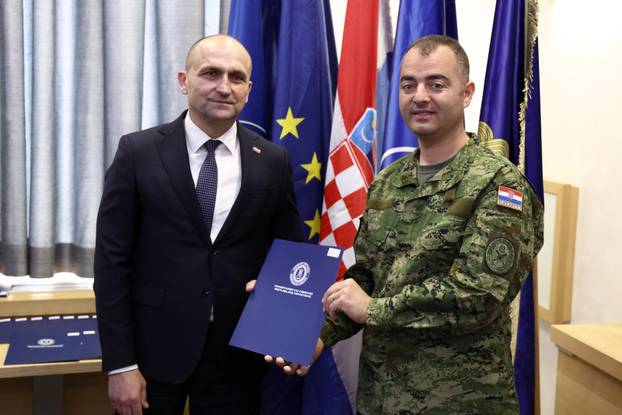 Zagreb: Ministar Anušić uručio ugovore vrhunskim sportašima i pričuvnicima Hrvatske vojske