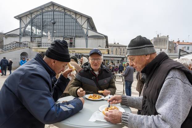 Pula:  500 besplatnih porcija “Lovačkog doručka” podjeljeno na slast prisutnim puljanima