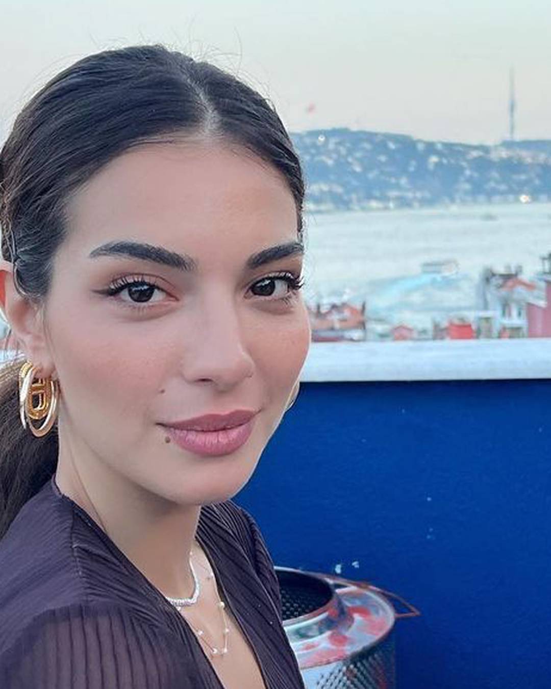 Turska glumica moli za pomoć: 'Baka mi je zarobljena u zgradi'