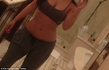 Kim Kardashian pozirala je u kupaonici: Ne nosim šminku