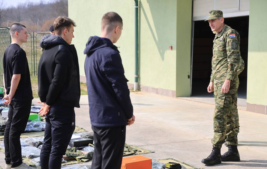 Ministar Anušić i general Kundid na prvom danu TVO-a na Slunju