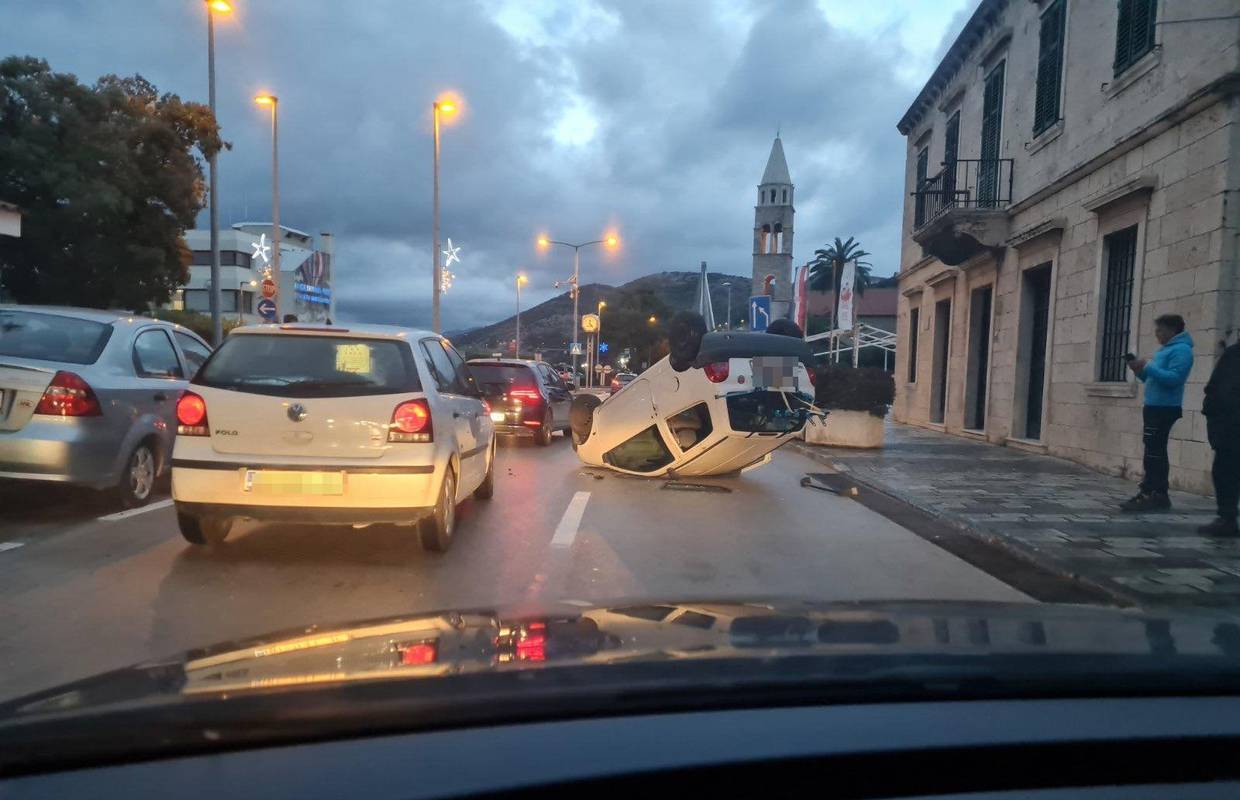 Nesreća u Dubrovniku: Udario u parkirani auto, završio na krovu