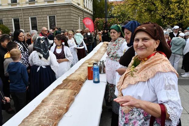 FOTO Slavonski Brod oborio rekord: Na Pogačafestu ispekli pogaču dugačku 20 metara!