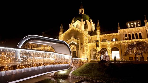 Pogled iz zraka na  novogodišnje ukrase u centru Sarajeva