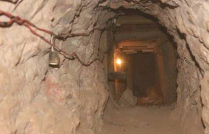 Dileri izgradili tunel od 150 m ispod granice, postavili i struju
