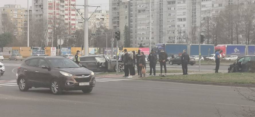 FOTO Kaos kod Avenue Malla: Sudarila se dva automobila, dvoje ljudi prevezeno u bolnicu
