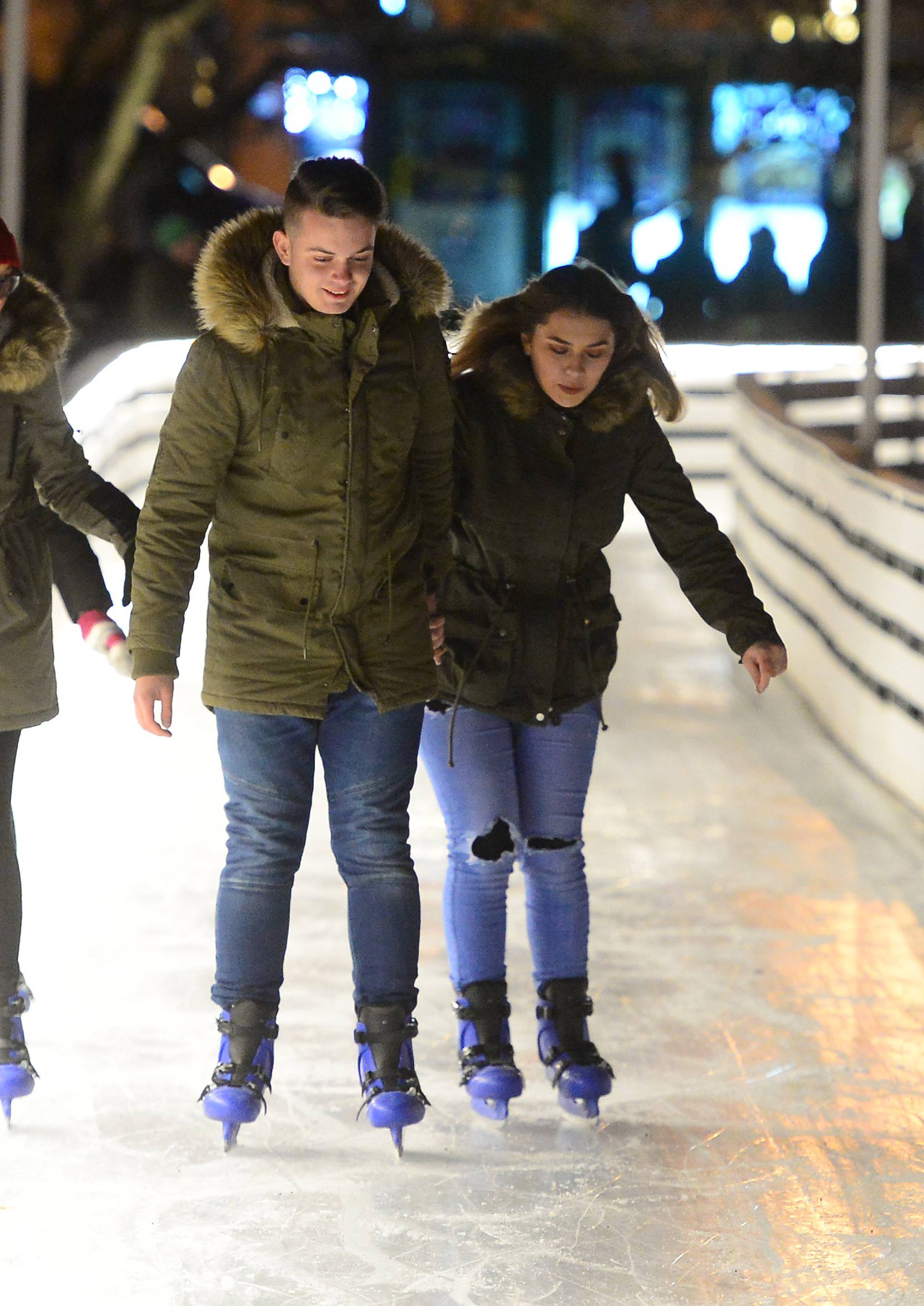 Zasjale lampice na Zrinjevcu, prvi klizači  u Ledenom parku