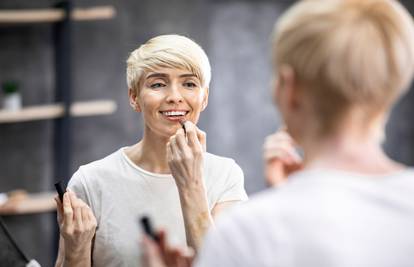 Make-up trikovi za mladolikost: Ne preskačite kremu, a šminku na bazi ulja i vode ne miješajte
