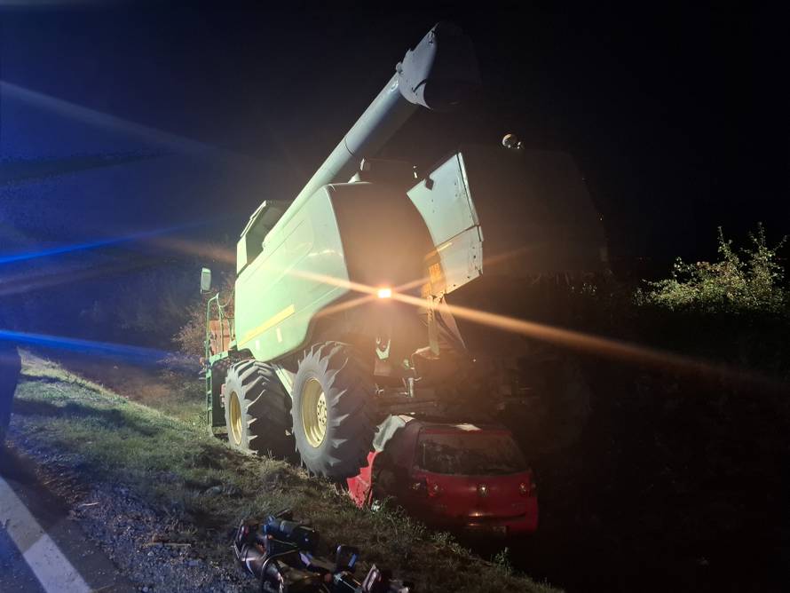 VIDEO Automobil završio ispod kombajna kod Osijeka. Jedan čovjek ozlijeđen u teškoj nesreći