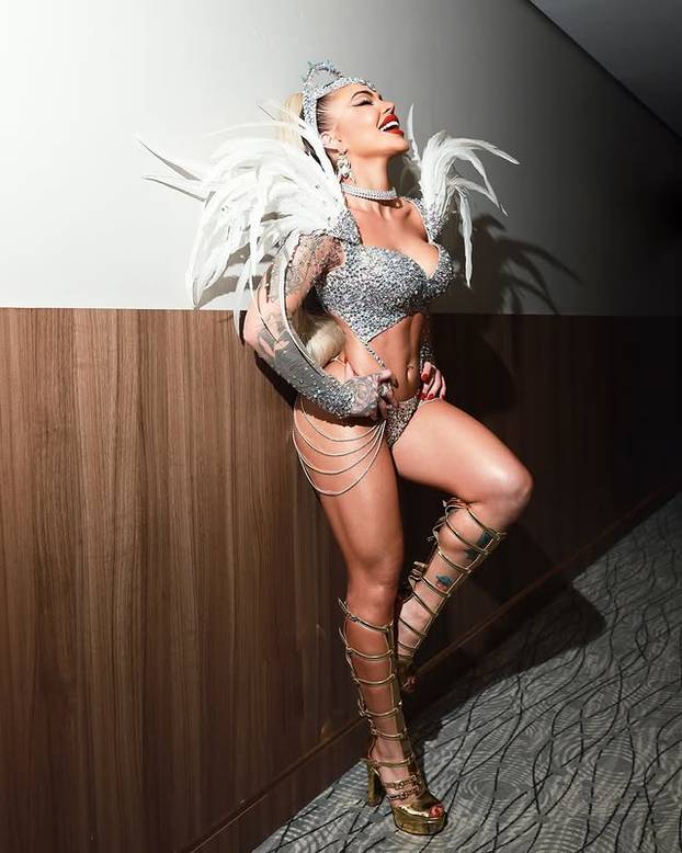 FOTO Slikala se gola na snijegu i riskirala zdravlje zbog fanova: 'Završila sam na hitnoj...'