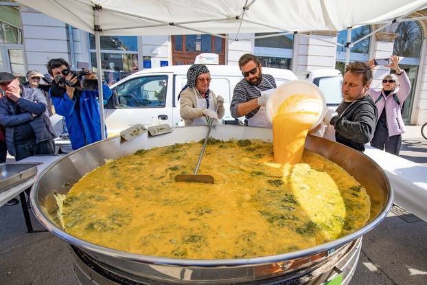 Na pulskoj tržnici propremljena fritaja od 1500 jaja i 10 kilograma šparoga