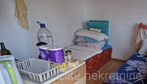 FOTO Netko prodaje ova 24m2 montažne kućice za 104.000 €! Nema struje, zid je za popravak