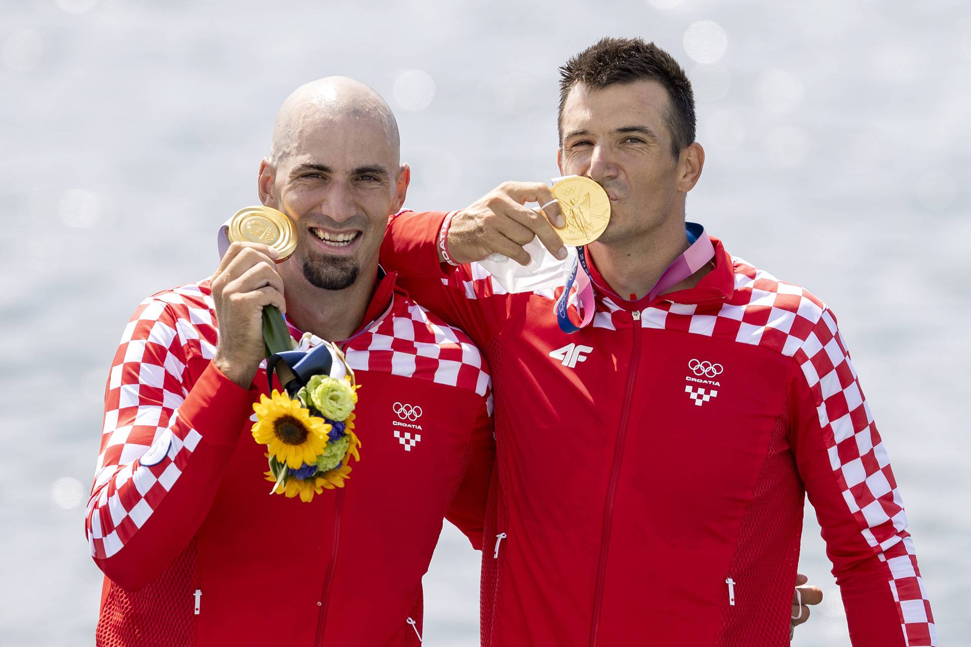 Tokio: Brača Sinković pobijedila u finalnoj utrci dvojac bez kormilara i osvojila zlatnu medalju