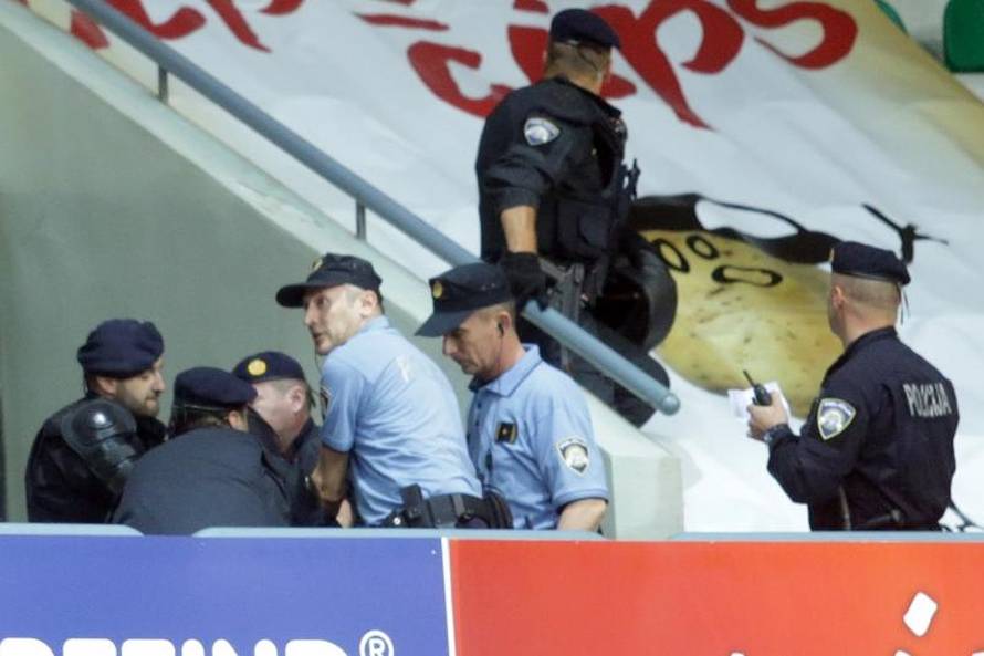 Frka u dvorani: Zadrani palili zastave i tukli se s policijom