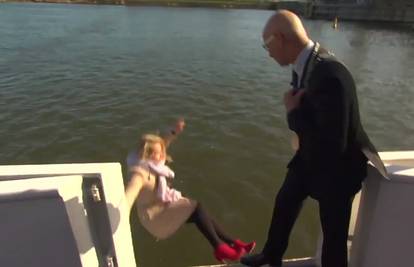 Novinarka pala s broda dok je intervjuirala gradonačelnika