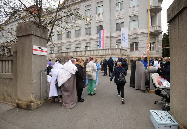Zagreb: Ljudi ispred Klinike za ženske bolesti i porode